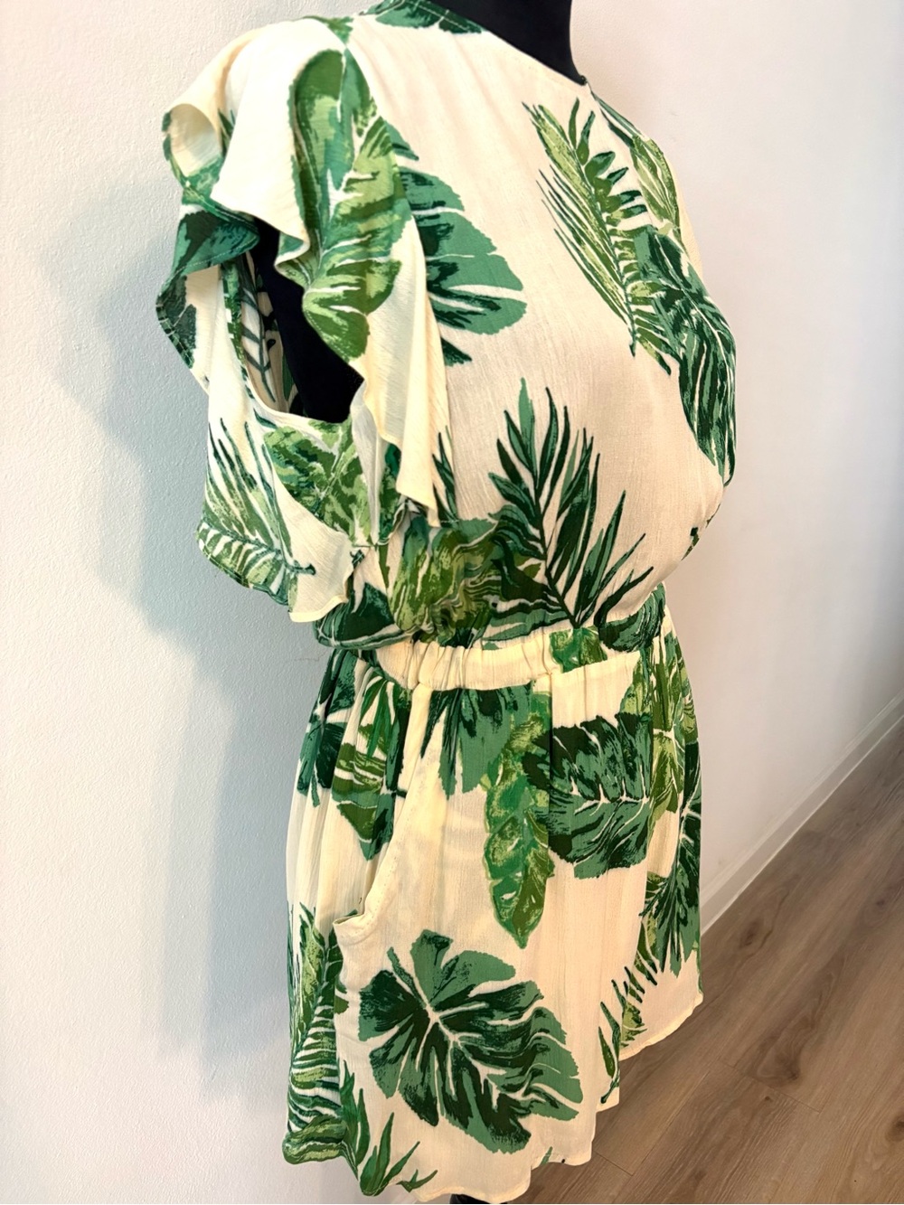Vici Medium Green Leaf Print Romper on Cream - Picture 4 of 10